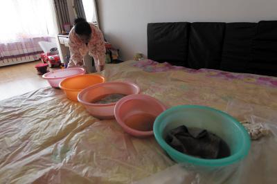 嘉禾楼上漏水，住户失联，小区没物管，业主维权难！律师来支招……